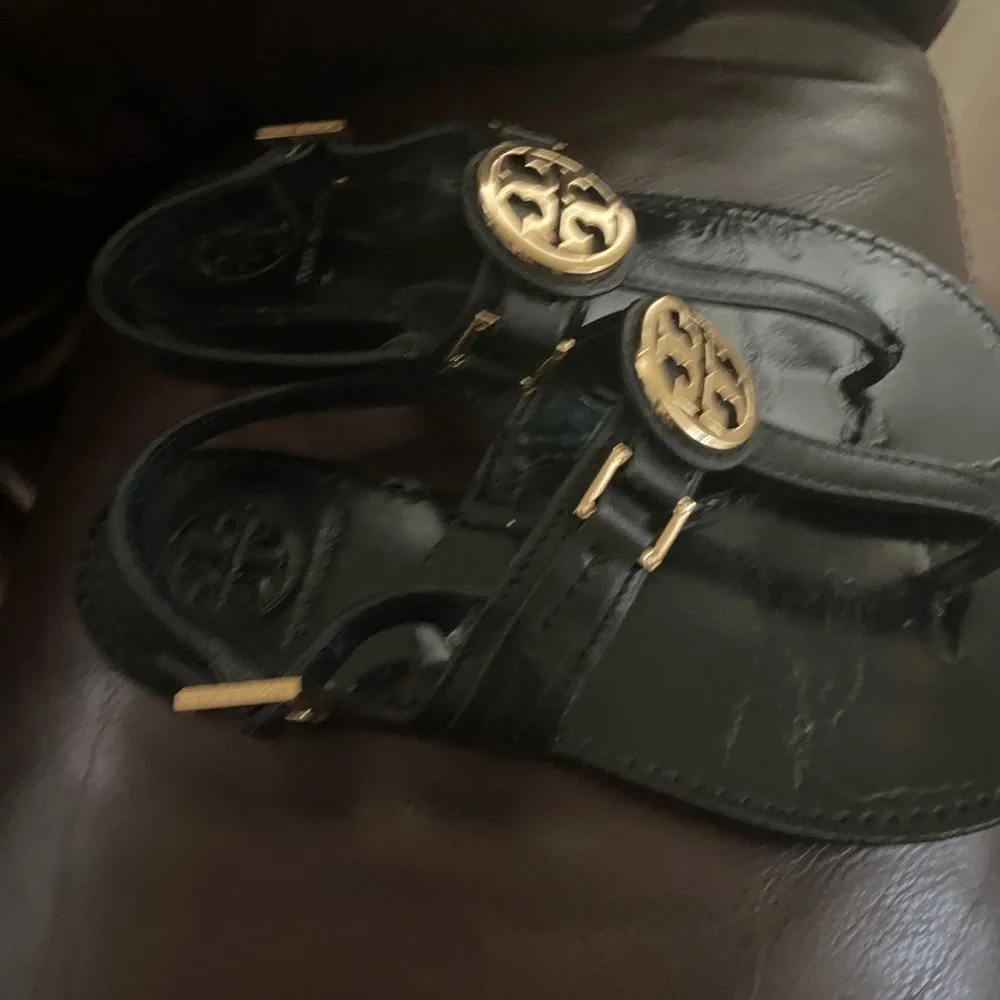 Tory Burch Cassia Black Leather Logo T-Strap Flat Thong Sandals Resortwear 7M